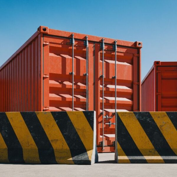 Nearshoring vs Reshoring