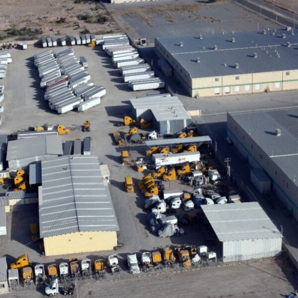 Nearshoring vs Reshoring