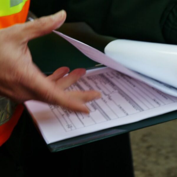 Auditor de ANAM auditando una bodega de comercio exterior