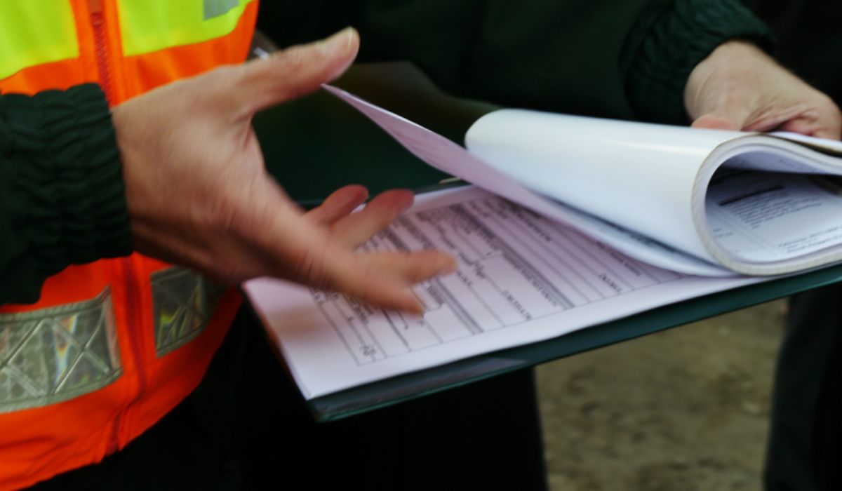 Auditor de ANAM auditando una bodega de comercio exterior